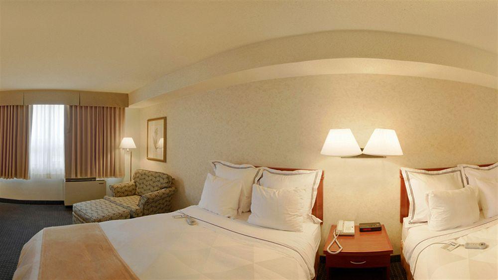 Holiday Inn Hotel & Suites London By Ihg Εξωτερικό φωτογραφία