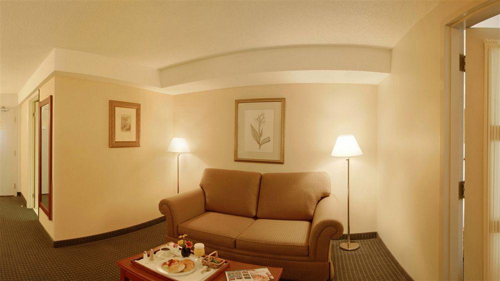 Holiday Inn Hotel & Suites London By Ihg Εξωτερικό φωτογραφία