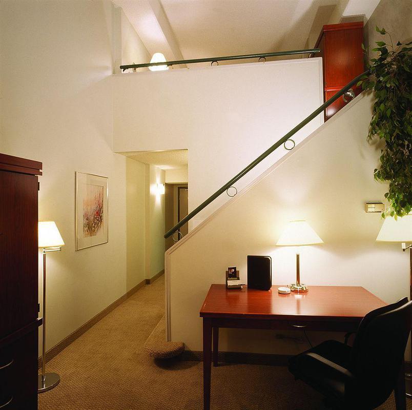 Holiday Inn Hotel & Suites London By Ihg Εξωτερικό φωτογραφία