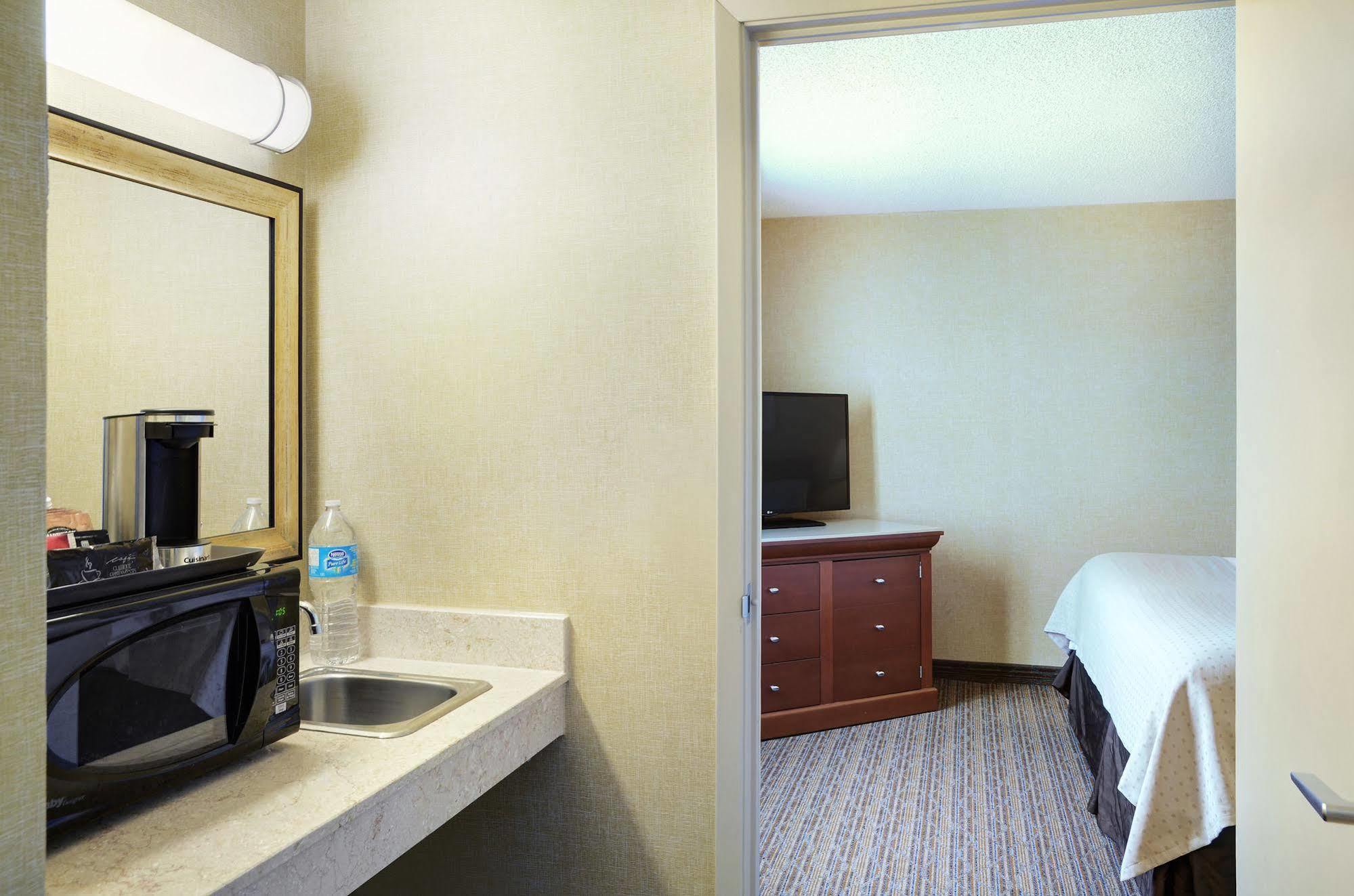 Holiday Inn Hotel & Suites London By Ihg Εξωτερικό φωτογραφία